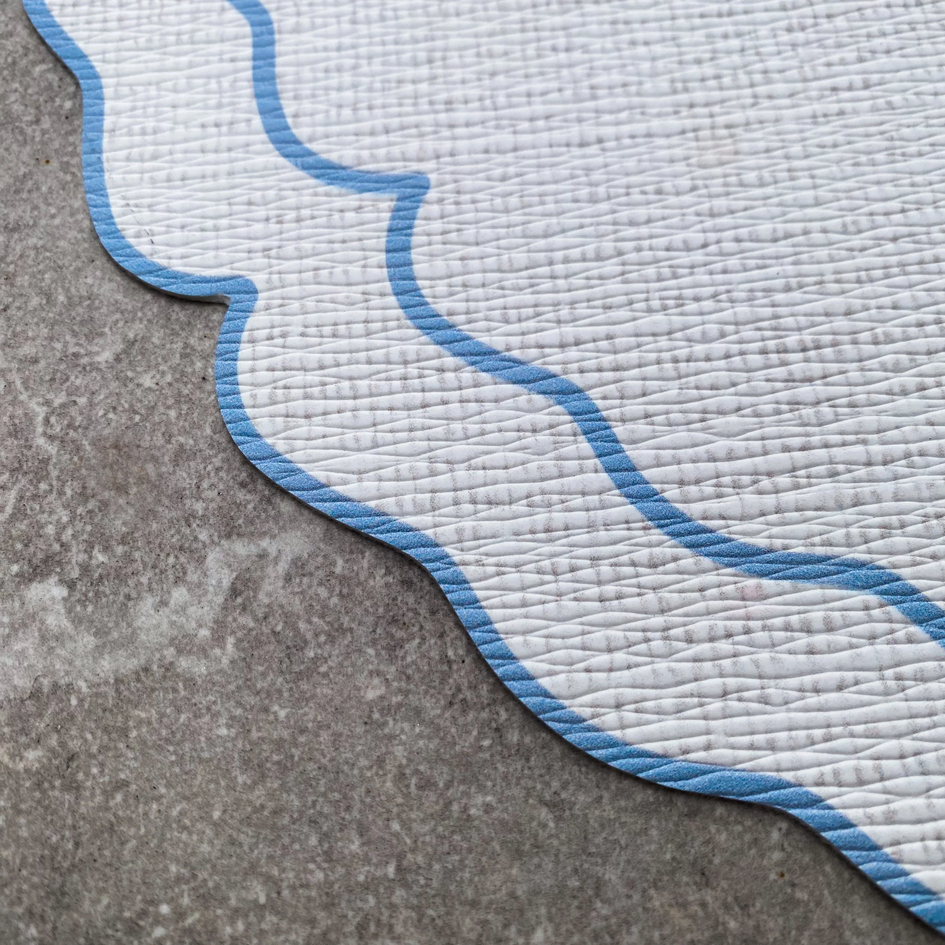 Scalloped Round Vinilo Placemats - Image 7
